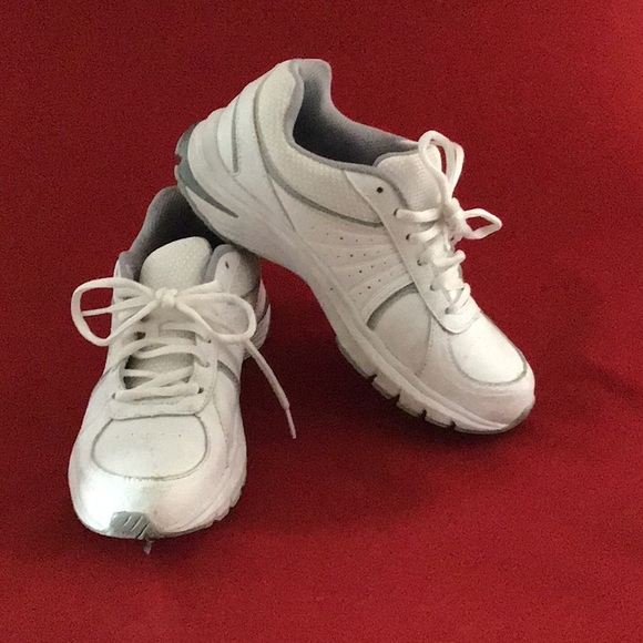 dr scholl's white tennis shoes